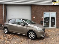 Grijs (metallic) Gebruikt 2015 Peugeot 208 Style Hatchback | € 5.999 (Goede deal)
