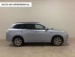 Blauw, metallic lak Gebruikt 2013 Mitsubishi Outlander P-HEV Instyle SUV | € 9.988 (Eerlijke prijs)