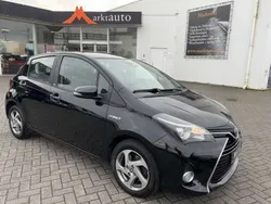 Zwart, metallic lak Gebruikt 2017 Toyota Yaris Hybrid Edition Hatchback | € 13.900 (Goede deal)