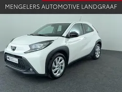 Wit Gebruikt 2022 Toyota Aygo Play Hatchback | € 17.950 (Eerlijke prijs)