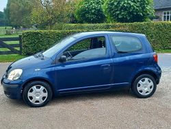 Blauw Gebruikt 2004 Toyota Yaris Hatchback | € 650 (Goede deal)