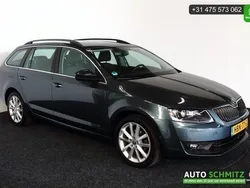 Grijs, metallic lak Gebruikt 2014 Skoda Octavia Elegance Stationwagen | € 11.450 (Duur)