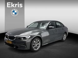 Grijs, metallic lak Gebruikt 2022 BMW 318 Executive Sedan | € 31.900 (Eerlijke prijs)