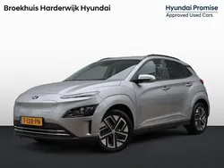Grijs, metallic lak Gebruikt 2023 Hyundai Kona Pure SUV | € 26.400 (Eerlijke prijs)