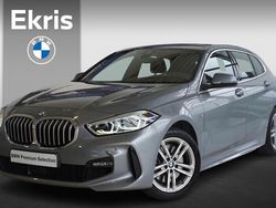Skyscraper grey metallic (grijs metallic) Gebruikt 2022 BMW 120 Basis Hatchback | € 29.900 (Goede deal)