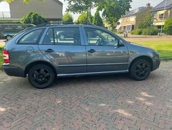 Grijs Gebruikt 2005 Skoda Fabia Hatchback | € 2.800 (Duur)