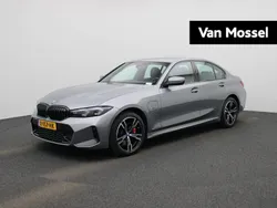 Grijs Gebruikt 2023 BMW 320e M Sport Sedan | € 41.900 (Eerlijke prijs)