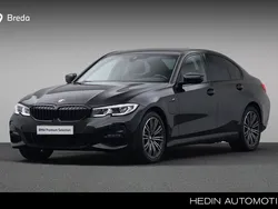 Zwart Gebruikt 2021 BMW 320e Shadowline Sedan | € 34.880 (Eerlijke prijs)