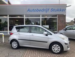 Zilver (metallic) Gebruikt 2012 Toyota Verso-S Stationwagen | € 8.995 (Super prijs)