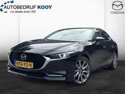 Jet black (zwart metallic) Gebruikt 2024 Mazda 3 Center-Line Sedan | € 34.500 (Duur)