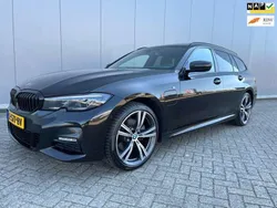 Zwart Gebruikt 2021 BMW 320e Executive Stationwagen | € 20.900