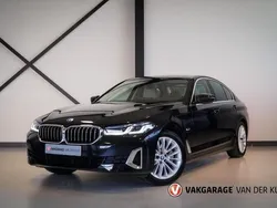 Zwart Gebruikt 2023 BMW 530e Comfort Edition Sedan | € 46.950 (Goede deal)