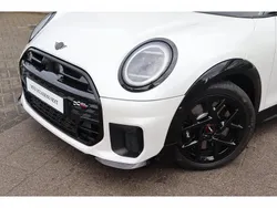 Nanuq white (licht wit metallic) Gebruikt 2025 Mini Cooper Hatchback | € 42.450