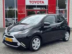 Zwart Gebruikt 2017 Toyota Aygo X-play Hatchback | € 8.240 (Eerlijke prijs)