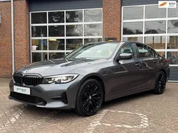 Grijs Gebruikt 2022 BMW 318 Sport Line Sedan | € 31.450 (Eerlijke prijs)
