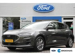 Grijs, metallic lak Gebruikt 2023 Ford Focus Titanium Hatchback | € 20.800 (Goede deal)