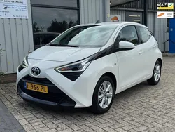 Wit Gebruikt 2020 Toyota Aygo X-play Hatchback | € 9.249 (Eerlijke prijs)