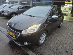 Zwart, metallic lak Gebruikt 2015 Peugeot 208 Style Hatchback | € 6.999 (Eerlijke prijs)
