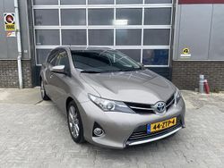 Bruin (metallic) Gebruikt 2013 Toyota Auris Hybrid Executive Hatchback | € 8.900 (Eerlijke prijs)