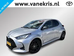Grijs, metallic lak Gebruikt 2022 Toyota Yaris Hybrid Executive Hatchback | € 24.940 (Eerlijke prijs)