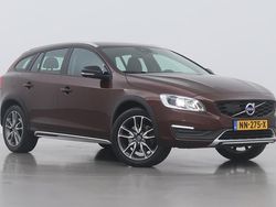 Bruin Gebruikt 2017 Volvo V60 CC Momentum Stationwagen | € 24.700 (Super prijs)