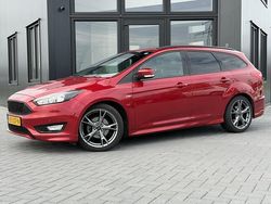 Rood Gebruikt 2018 Ford Focus ST-Line Stationwagen | € 8.950 (Goede deal)