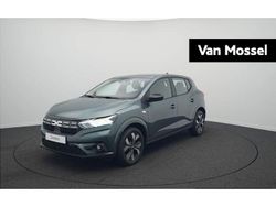 Groen, metallic lak Gebruikt 2024 Dacia Sandero Journey Hatchback | € 18.430 (Eerlijke prijs)
