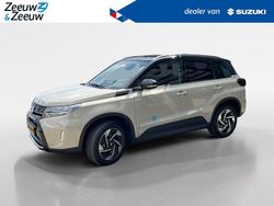 Savanna ivory metallic & cosmic black pearl metallic Nieuw 2025 Suzuki Vitara Style SUV | € 36.370 (Eerlijke prijs)