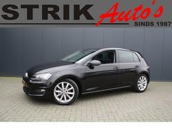 Zwart, metallic lak Gebruikt 2015 VW Golf VII Highline Hatchback | € 12.389 (Eerlijke prijs)