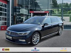Zwart, metallic lak Gebruikt 2023 VW Passat R-line Stationwagen | € 33.950 (Eerlijke prijs)