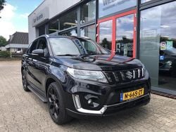 Zwart Gebruikt 2021 Suzuki Vitara Style SUV | € 21.950 (Eerlijke prijs)