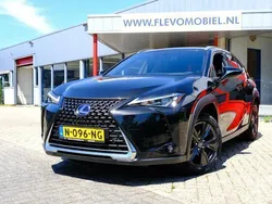 Zwart, metallic lak Gebruikt 2020 Lexus UX 250h Business Edition SUV | € 24.750 (Goede deal)