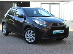 , metallic lak Gebruikt 2024 Toyota Aygo Play Hatchback | € 19.960 (Eerlijke prijs)