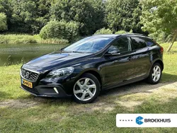 Zwart Gebruikt 2014 Volvo V40 CC Summum Stationwagen | € 19.900 (Iets duurder)