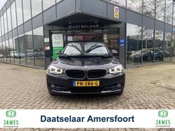 Zwart, metallic lak Gebruikt 2017 BMW 330 Sport Line Sedan | € 22.444 (Super prijs)