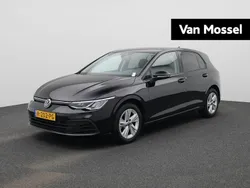 Zwart Gebruikt 2022 VW Golf VIII Life Hatchback | € 19.900 (Eerlijke prijs)