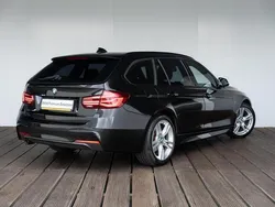 Saphirschwarz metallic (zwart metallic) Gebruikt 2019 BMW 318 Executive Stationwagen | € 22.995 (Iets duurder)