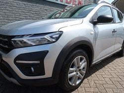 Grijs, metallic lak Gebruikt 2022 Dacia Sandero Expression Hatchback | € 16.666 (Super prijs)