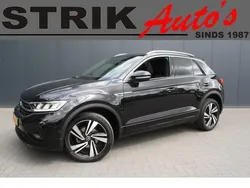 Zwart Gebruikt 2023 VW T-Roc R-line SUV | € 30.389 (Eerlijke prijs)