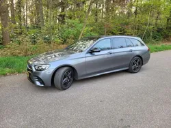 Grijs, metallic lak Gebruikt 2023 Mercedes E300 Stationwagen | € 48.750 (Iets duurder)