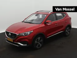 Rood, metallic lak Gebruikt 2021 MG ZS Luxury Sedan | € 17.495 (Eerlijke prijs)