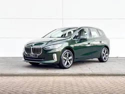Sanremo grun metallic (groen metallic) Nieuw 2025 BMW 218 Luxury Line Stationwagen | € 55.861 (Eerlijke prijs)