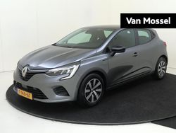 Grijs Gebruikt 2023 Renault Clio V Equilibre Hatchback | € 15.440 (Eerlijke prijs)