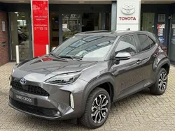 Grijs, metallic lak Gebruikt 2024 Toyota Yaris Cross Plus SUV | € 29.950 (Eerlijke prijs)