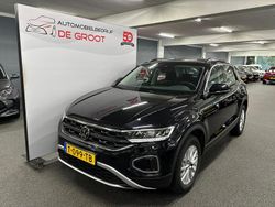 Zwart Gebruikt 2023 VW T-Roc Life SUV | € 24.095 (Eerlijke prijs)