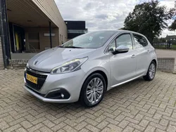 Grijs, metallic lak Gebruikt 2017 Peugeot 208 Allure Hatchback | € 7.445 (Eerlijke prijs)