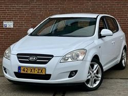 Wit, metallic lak Gebruikt 2007 Kia Ceed Hatchback | € 3.950 (Eerlijke prijs)