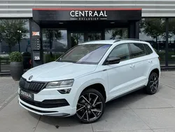 Wit, metallic lak Gebruikt 2021 Skoda Karoq SportLine SUV | € 29.900 (Goede deal)