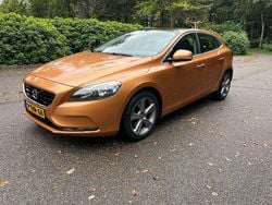 Goud, metallic lak Gebruikt 2014 Volvo V40 Summum Stationwagen | € 9.999 (Goede deal)