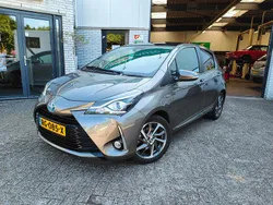 Grijs Gebruikt 2017 Toyota Yaris Premium MPV | € 15.950